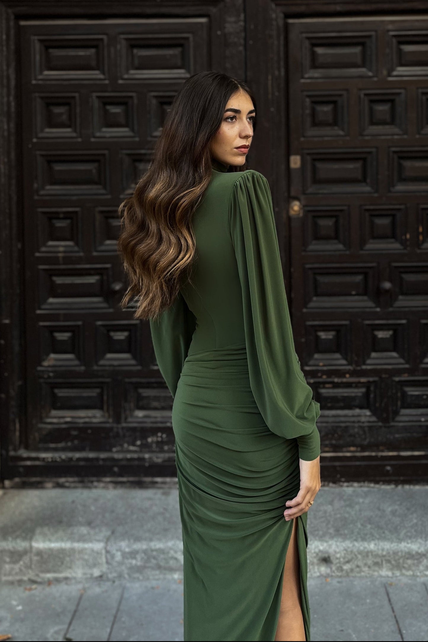 vestido-largo-verde-oliva-manga-abullonada-falda-abertura-6