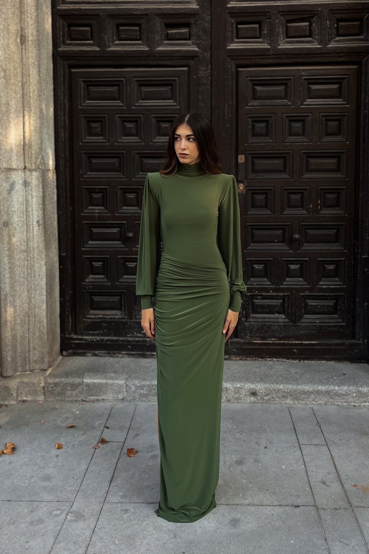 vestido-largo-verde-oliva-manga-abullonada-falda-abertura-4