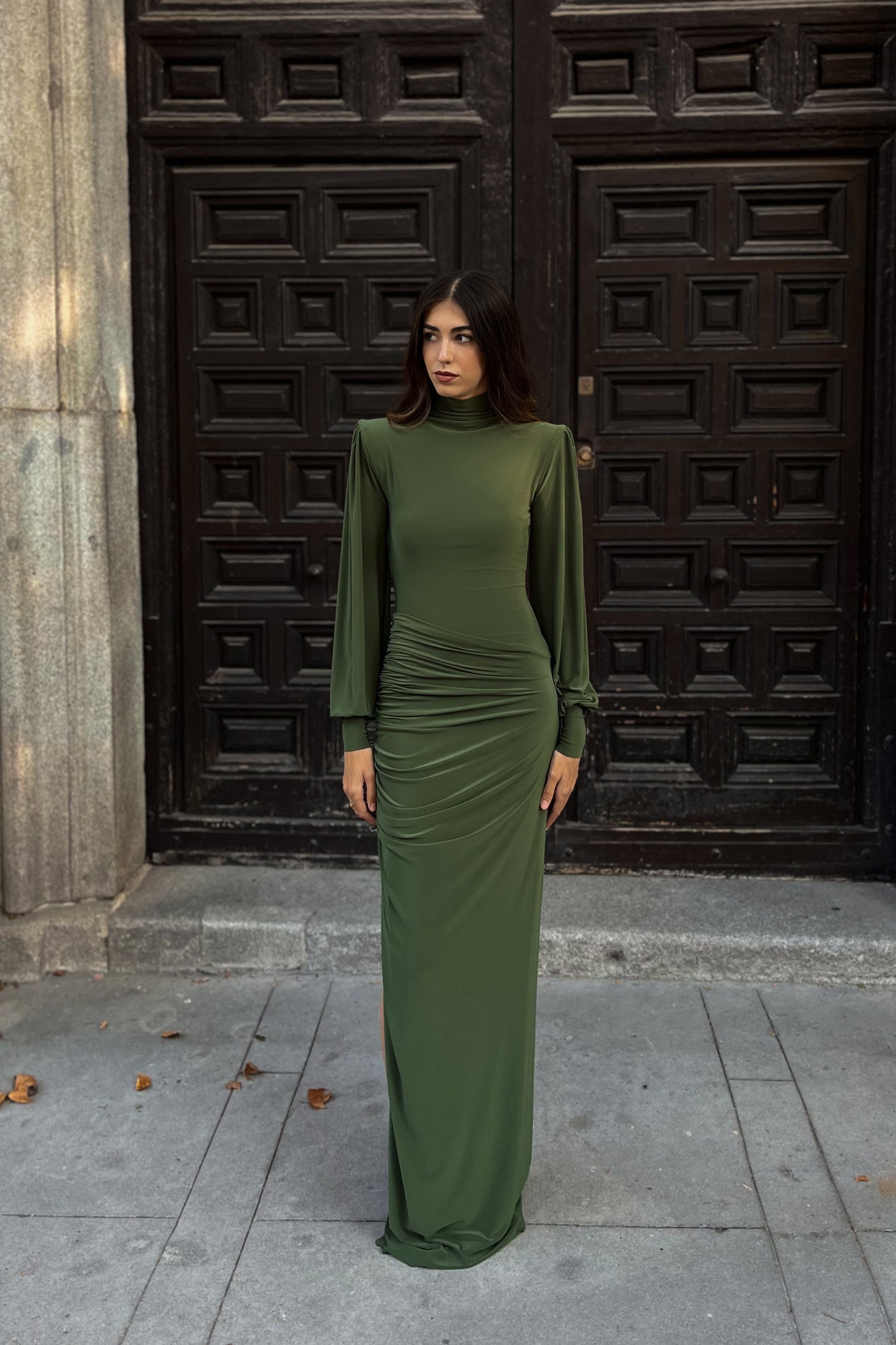 vestido-largo-verde-oliva-manga-abullonada-falda-abertura-4