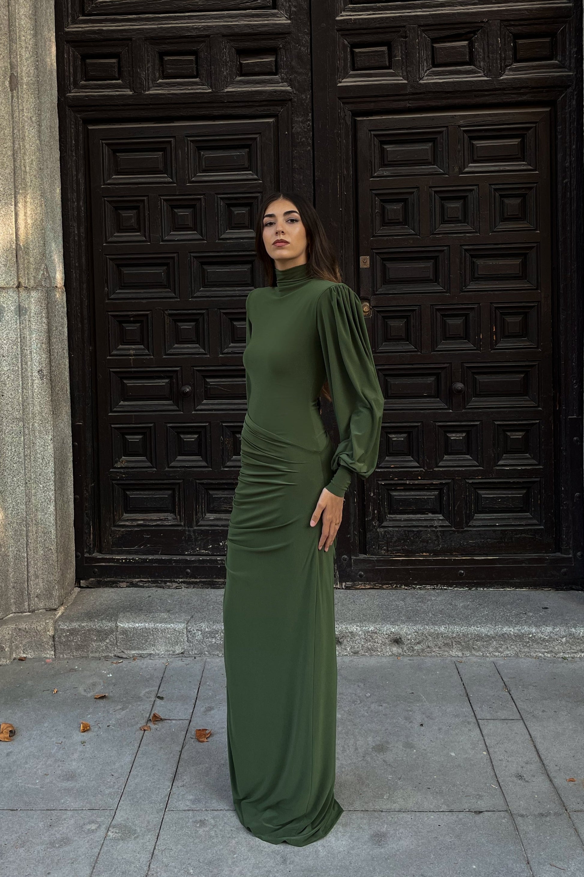 vestido-largo-verde-oliva-manga-abullonada-falda-abertura-5